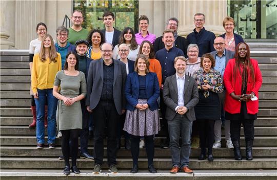 Die neue Fraktion von Bündnis 90/Die Grünen steht zum Gruppenfoto vor dem niedersächsischen Landtag.
