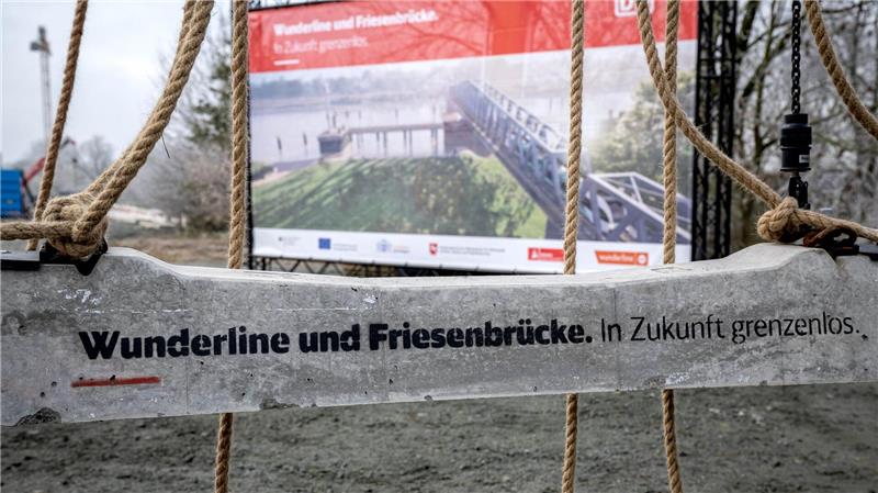 Start der Bahnlinie Bremen-Groningen verzögert sich erneut Die neue Friesenbrücke über die Ems ist Teil der durchgehenden Bahnlinie Bremen-Groningen. (Archivbild)