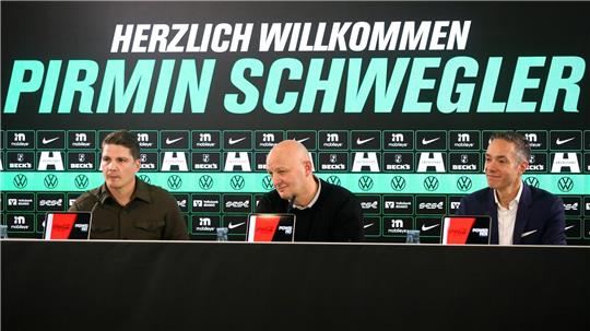Die neue Führung des VfL Wolfsburg: Sportdirektor Pirmin Schwegler (2.v.l.) sitzt bei seiner Vorstellung neben Sport-Geschäftsführer Peter Christiansen (2.v.r.) und dem Aufsichtsratsvorsitzenden Sebastian Rudolph (r).
