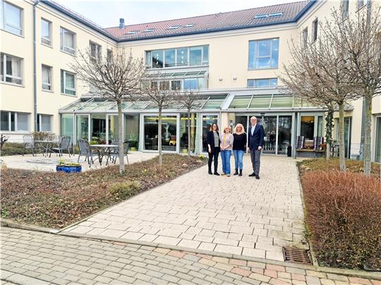 Die neue Führungsmannschaft im Stadthaus: Ana Waldheim von Arte-Care (von links), Steffi Block (Einrichtungsleitung Stadthaus am Park), Andrea Becker (Pflegedienstleitung Stadthaus am Park) und Philipp Hünersdorf von Arte-Care. Foto: Privat