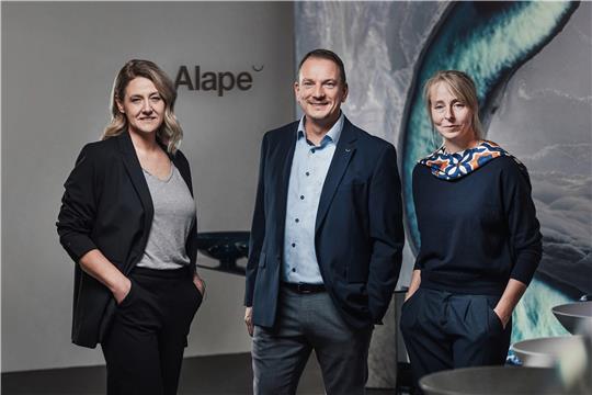 Die neue Geschäftsleitung von Alape (v. li.): Andrea Jürgens (Marketing and Design Director), Michael Gatzke (Commercial Director) und Dr. Julia Rami (Production Director) lenken die Geschicke des Goslarer Unternehmens.  Foto: Rudolph