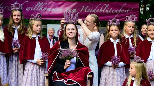 Die neue Heidekönigin von Amelinghausen kommt aus Hamburg und heißt Nina May Fischer. 
