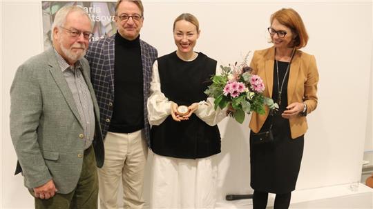 Die neue Kaiserring-Stipendiatin hat ihre Medaille erhalten: Michael Büchting von der AKB-Stiftung (von links), Vereinsvorsitzender Florian Haacke, Künstlerin Daria Koltsova und Mönchehaus-Direktorin Dr. Bettina Ruhrberg bei der Eröffnung der Ausstellung.
