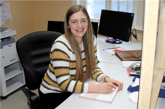 Die neue Kirchenkreissozialarbeiterin Dana Pruss hat ihr Büro in der Beratungsstelle bezogen.  Fotos: Knoke