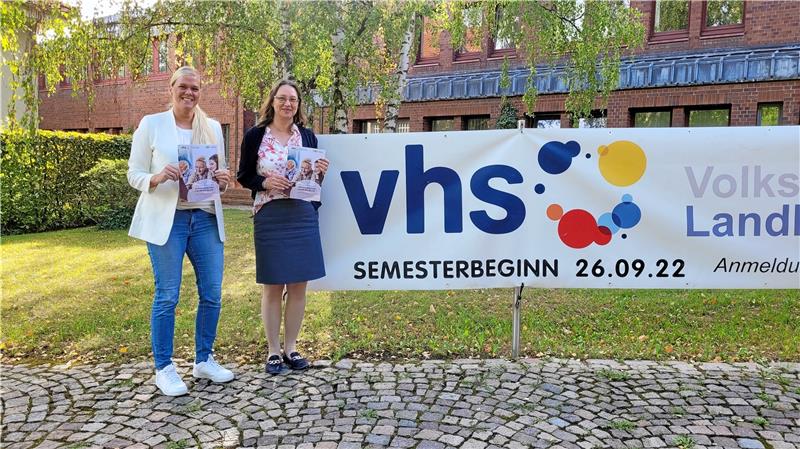 Kreisvolkshochschule Goslar stellt neues Programm vor Die neue Mitarbeiterin Genevieve Naffin und Kvhs-Leiterin Eva Schulte mit dem neuen Programm. Foto: Skuza