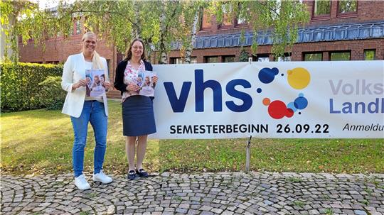Die neue Mitarbeiterin Genevieve Naffin und Kvhs-Leiterin Eva Schulte mit dem neuen Programm.  Foto: Skuza