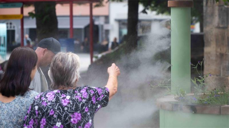 Wie feine Wassertropfen Innenstädte kühlen können Die neue Nebelanlage zieht interessierte Blicke auf sich.