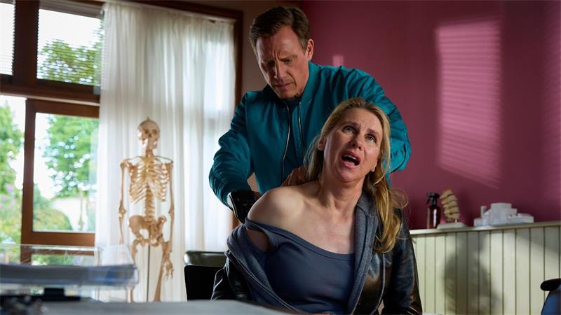 Die neue Pastorin Maike Claussen (vorne, Tanja Schleiff) sucht Hilfe bei Dr. Nice (Patrick Kalupa), hier in einer undatierten Szene eines „Dr. Nice“-Films. 