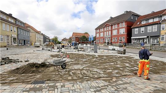 Die neue Pflasterung des Kronenplatzes ist fertiggestellt, nun fehlen noch die neuen Bus-Wartehäuschen und die Beleuchtung. Das Pflanzen der Bäume wird in den Herbst verschoben.  Foto: Neuendorf