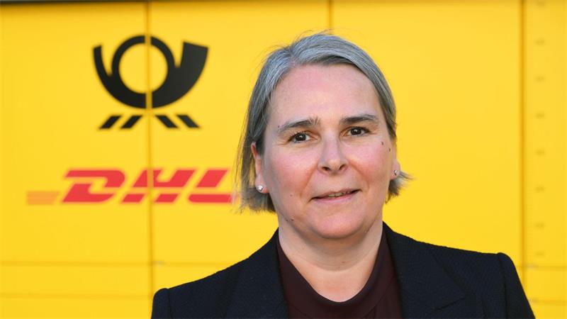 Deutsche Post verschwindet aus Konzernnamen Die neue Post-Chefin: Die Österreicherin Nikola Hagleitner steht an der Spitze der neuen Tochterfirma Deutsche Post AG. DHL-Vorstandsboss Tobias Meyer verliert den Titel Post-Chef - er ist nicht mehr Chef der Deutschen Post AG, sondern der DHL AG.