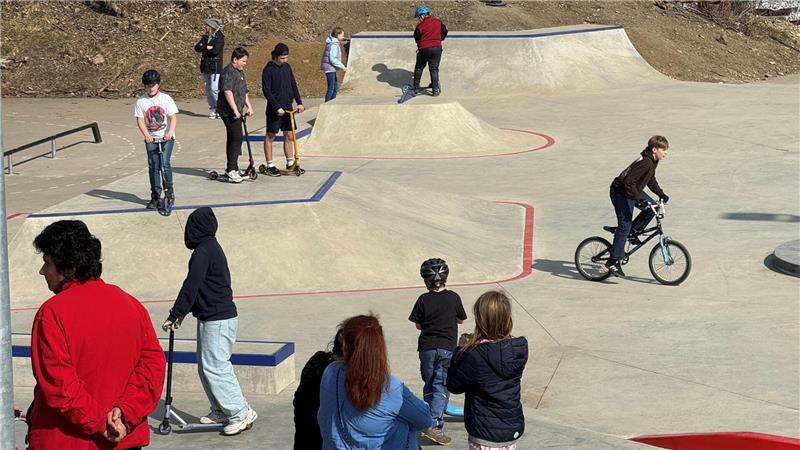 Die neue Skateranlage auf dem Multifunktionsplatz in der Von-Langen-Straße wird schon zum Start gut angenommen.
