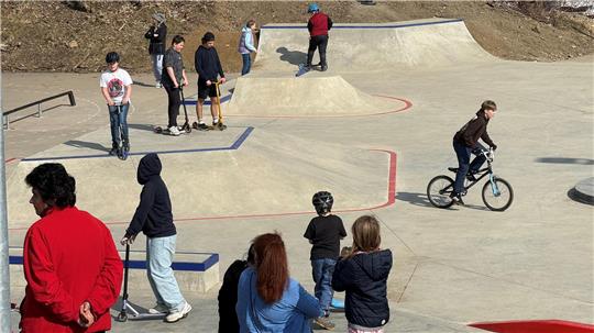 Die neue Skateranlage auf dem Multifunktionsplatz in der Von-Langen-Straße wird schon zum Start gut angenommen.
