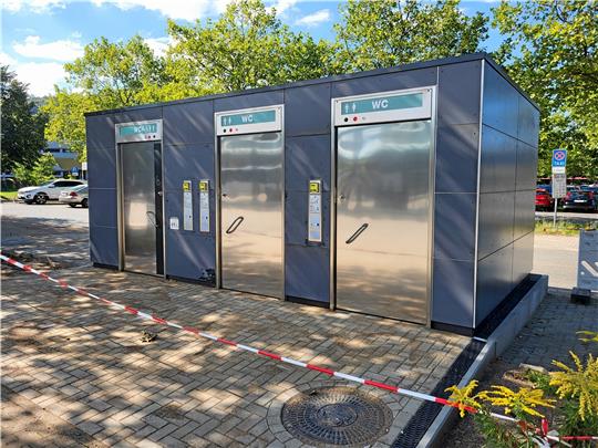 Die neue Toilettenanlage am Pendlerparkplatz des Bahnhofs steht und soll in dieser Woche in Betrieb gehen. Foto: Roß