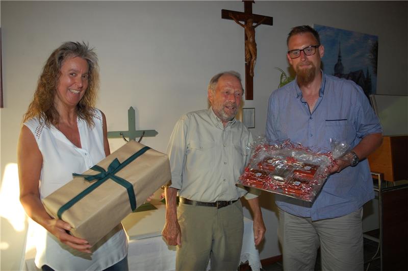 Die neue Vorsitzende Birgit Lindemann und Schatzmeister Frederik Berger (rechts) verabschieden Manfred Gille.  Foto: Breutel