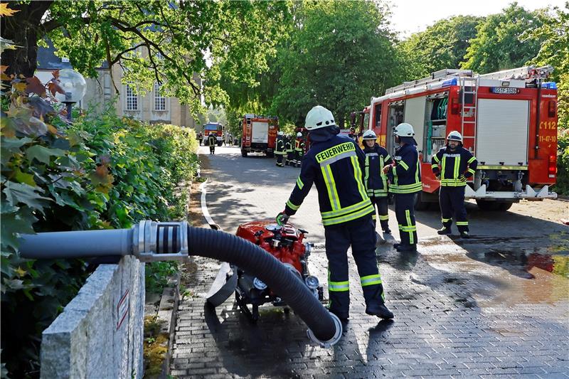 Feuer auf Gut Grauhof: Feuerwehr übt Rettung und Löschen Die neue Zisterne hat den Härtetest bestanden. Foto: Epping
