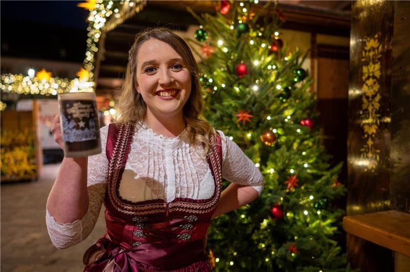 Neue deutsche Glühweinkönigin steht auf Rot Die neue deutsche Glühweinkönigin Louisa Kress ist immer freitags, samstags und sonntags zwischen den Buden unterwegs.