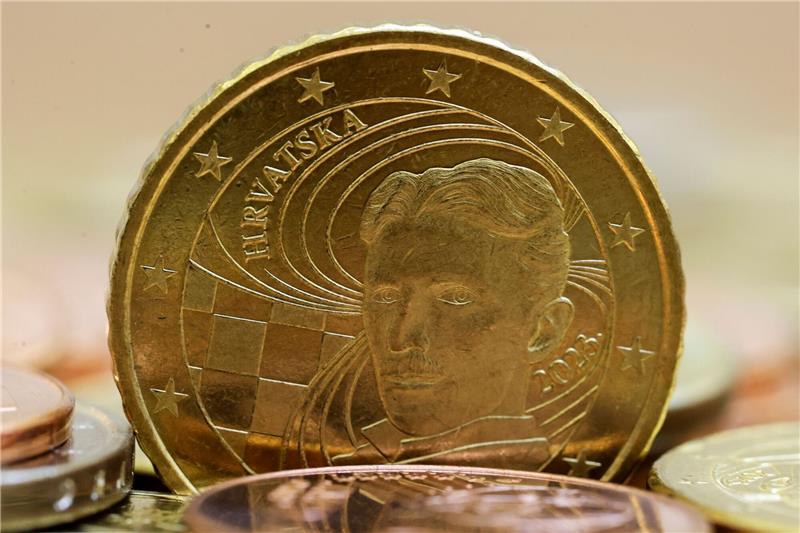 2023 führt Kroatien den Euro ein und wird Schengen-Land Die neue kroatische Euro-Münze mit dem Bild des Wissenschaftlers Nikola Tesla wird in der kroatischen Zentralbank in Zagreb ausgestellt.