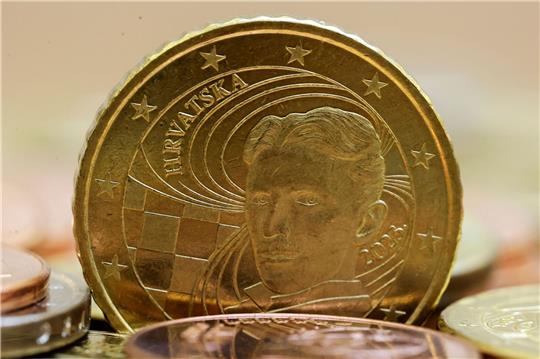 Die neue kroatische Euro-Münze mit dem Bild des Wissenschaftlers Nikola Tesla wird in der kroatischen Zentralbank in Zagreb ausgestellt.