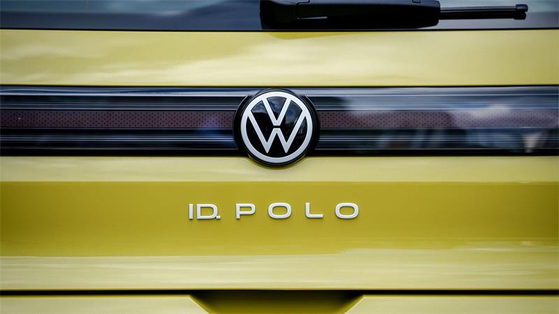 Es wird ein schwaches Jahr für die deutschen Autobauer Die neuen E-Autos von VW sind beliebt. Wegen der Krise in China sinken die Auslieferungen dennoch deutlich. (Archivbild)