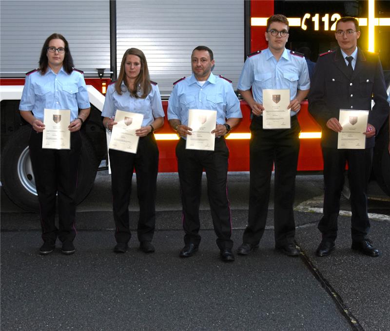 Die neuen Feuerwehrmänner und Feuerwehrfrauen: Katharina Taraschewski (von links), Svenja Weiß, ReinerSchlein, Jonas Jordan und Fabian Frischemeier haben ihren TMT1-Lehrgang erfolgreich abgeschlossen undein Jahr Dienst abgeleistet. Sie wurden nun auf der Versammlung verpflichtet.