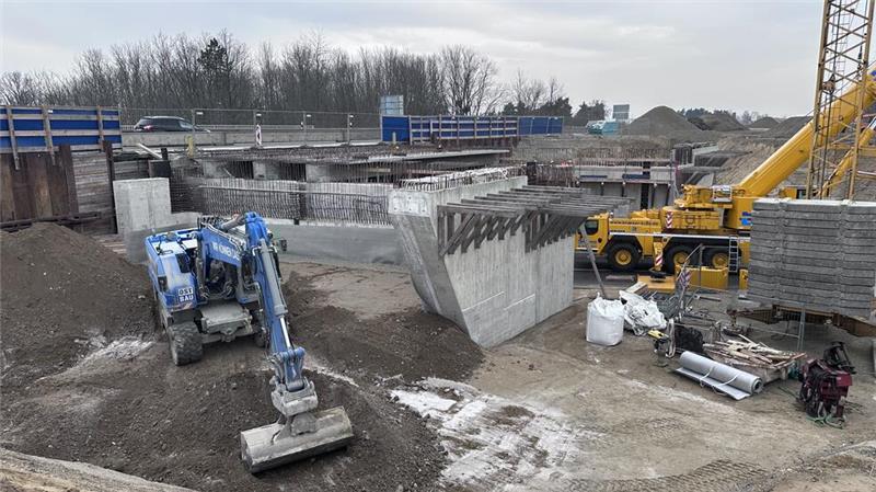 Die neuen Flügel und Widerlager werden nach und nach wieder von Erdreich umschlossen. Die Arbeiten daran laufen schon.