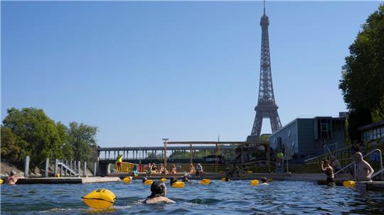 Die neuen Freibäder in der Seine kommen bei Einwohnern und Touristen gut an (Archivbild).