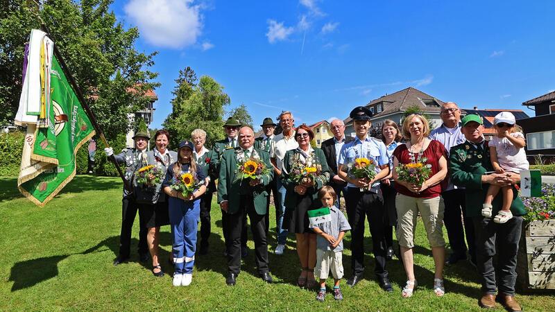 Schwerdtner: Von der Beschuldigten zur gnadenlosen Assistentin Die neuen Hahnenkleer Majestäten präsentieren sich zusammen mit Ortsratsmitgliedern im Kurpark.
