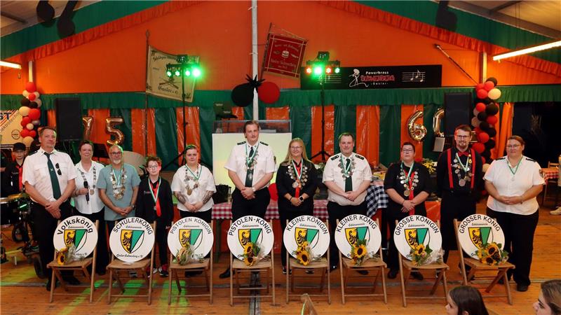 Die neuen Könige des Schützenvereins Sudmerberg präsentieren sich im Festzelt.
