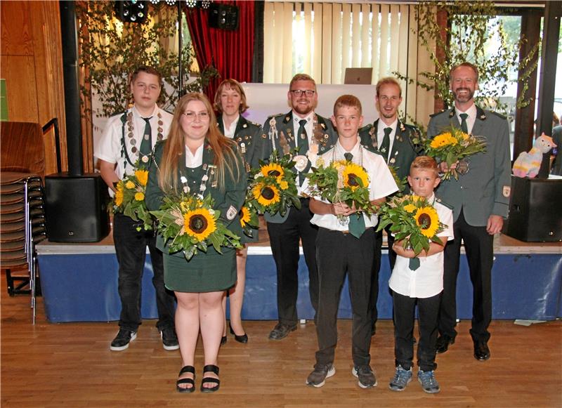 Die neuen Könige sind Antonia Heim, Tim Wöstefeld, Max Emil Wöstefeld (vorne v. li.) sowie Marvin Kostorz, Franziska Ofiera, Jan-Niklas Schaper, Kevin Schrand und Georg Platz (hinten v. li.). Sie erhalten als Geschenk eine Sonnenblume. Foto: Hohaus