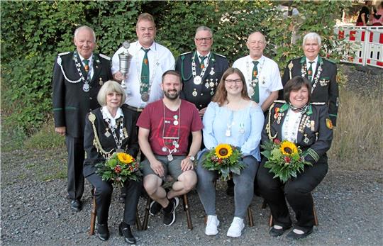 Die neuen Könige: (sitzend v.li) Silvia Dykierek, Sarah Fehrmann, Phillip Rittgerodt, Stephanie Fehrmann sowie (stehend v.li.) Bernd Thiedecke, Ingolf Maschewsky, Gerd Douglas, Andreas Gebauer und Egon Lutzka.  Fotos: Hohaus