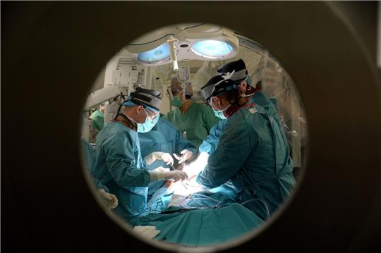 «Die neuen Leitlinien empfehlen klar, die Versorgung der Aorta in einem eigenen Fachgebiet zu bündeln», sagt Mediziner Martin Czerny vom Uniklinikum Freiburg - statt wie bisher Erkrankungen je nach Art und Lage entweder in der Herzchirurgie oder in der Gefäßchirurgie zu behandeln (Symbolfoto).