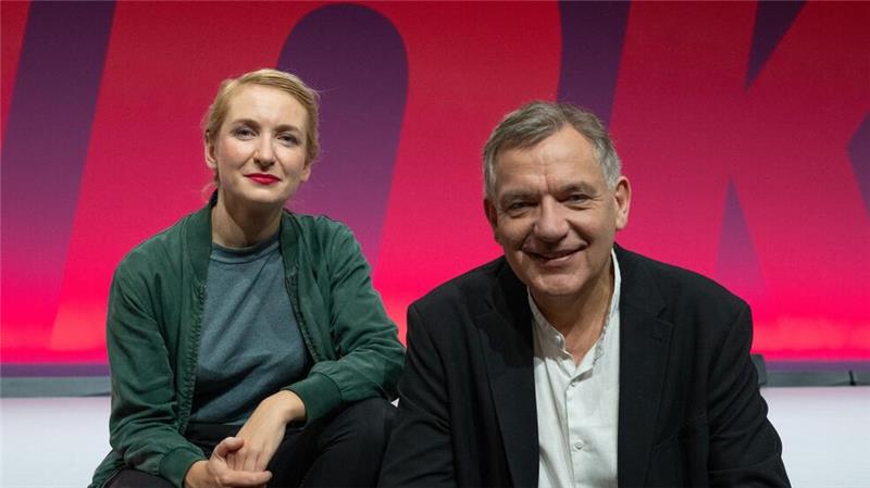 Linken-Vorsitzende spenden Teile ihres Gehalts Die neuen Linken-Vorsitzenden Ines Schwerdtner und Jan van Aken wollen etwa die Hälfte ihres Netto-Gehalts an einen Solidaritätsfonds spenden.