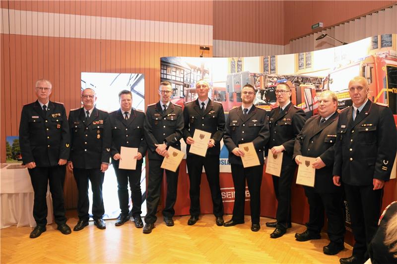 Die neuen Löschmeister, Oberlöschmeister und Oberbrandmeister: Christian Luge, Kevin Schmidt, Rene Hoppstock, Kenneth Klapproth, Volker Junge und Patrick Kiene.