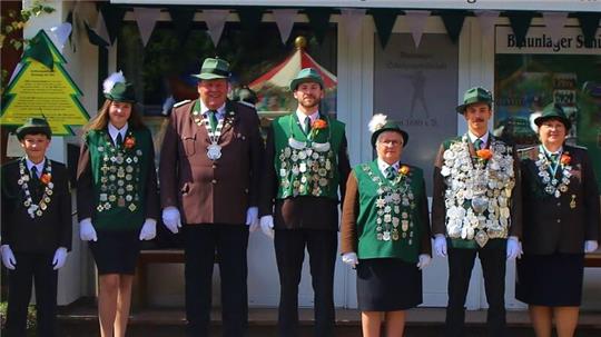 Die neuen Majestäten der Schützengesellschaft Braunlage (von links): Schülerkönig Paul Fleischhacker, Jugendkönigin: Johanna Fleischhacker, Pistolenkönig Matthias Schmidt, Kleiner König Finn Wagner, Große Königin Birgit Finsterwalder, Großer König Marc Klinkert und Kleine Königin Andrea Hübner.