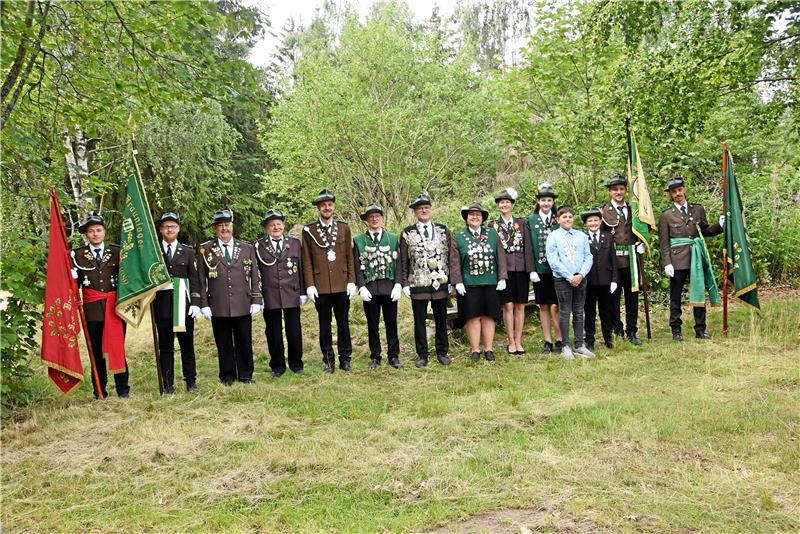 Schneebälle beim Braunlager Schützenumzug Die neuen Majestäten – eingerahmt von den Fahnenträgern Nils Deppe (links) und Daniel Beyer (2.v.l.) sowie Marc Klinkert (2.v.r.) und Attila Schlichting (rechts) – von links: Josef Atzenhofer, Siegfried Beyer (beide Ringmeister), André Niemeyer (Pistolenkönig), Max Ferdinand Klaeden (Kleiner König), Stefan Deppe (Großer König, Ringmeister), Andrea Hübner (Große Königin), Angela Rinke (Kleine Königin, Ringmeisterin), Johanna Fleischhacker (Jugendkönigin, Jugendringmeisterin), Niklas Könitzer (Schülerkönig) und Paul Fleischhacker (Schülerringmeister). Foto: Breutel