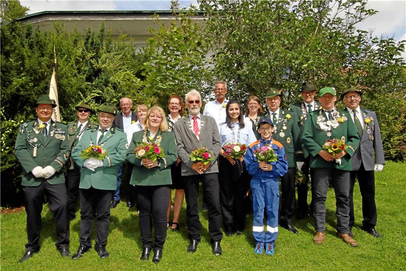 Schützen-Familie Loorz räumt in Hahnenklee ab Die neuen Majestäten präsentieren sich mit einigen Ortsratmitgliedern im Kurpark. Foto: Epping