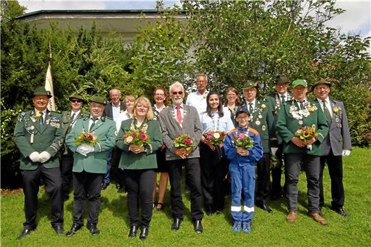 Die neuen Majestäten präsentieren sich mit einigen Ortsratmitgliedern im Kurpark. Foto: Epping