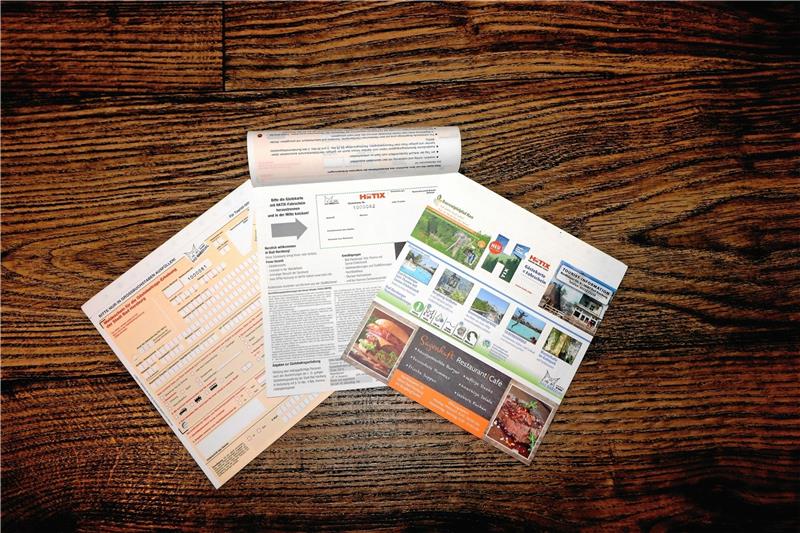 Die neuen Meldescheine (oben) liegen in der Touristinfo bereit und können dort abgeholt werden. Mit ihnen können Urlauber nun auch gratis im ganzen Harz mit dem Bus fahren. Fotos: Stadtmarketing/GZ-Archiv