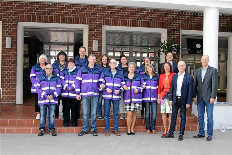 Die neuen Mitglieder des Kriseninterventionsteams mit Leiter Christian Lenz (re.) und Landrat Thomas Brych (2. v. re.).  Foto: Leifeld