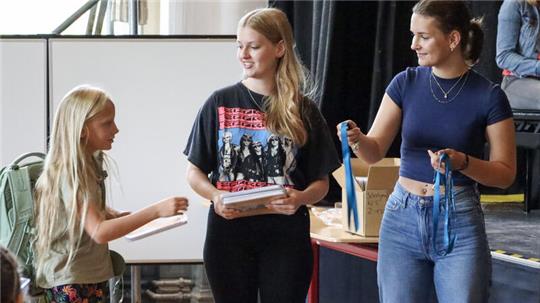 Die neuen RG-Schülerinnen und -Schüler werden begrüßt.