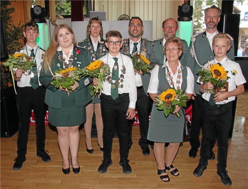 Die neuen Schützenkönige sind (hinten v.li.) Tim Wöstefeld, Franziska Ofiera, Sebastian Scholz, Fabian Korbach und Dr. Georg Platz sowie (vorne v.li.) Antonia Heim, Tim Habig, Gabi Scholz und Phil Merten. Foto: Hohaus