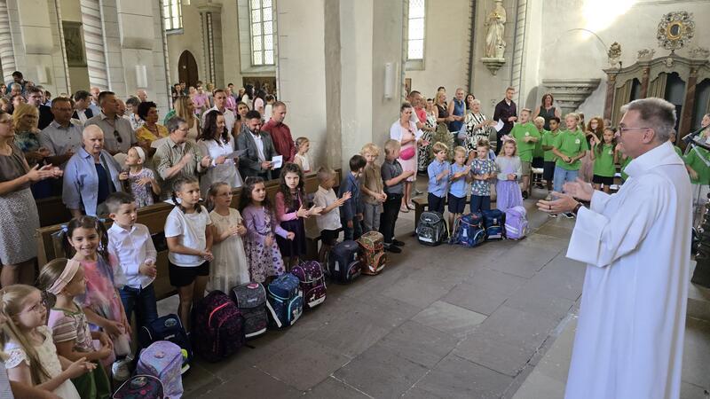 Die neuen Schulkinder der Worthschule werden in der Jakobi-Kirche begrüßt.