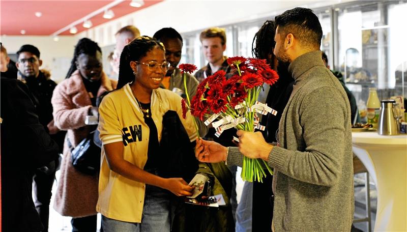 TU Clausthal begrüßt Erstsemester aus allen Kontinenten Die neuen Studentinnen und Studenten werden an der TU Clausthal mit Blumen begrüßt. Foto: Ernst/TU Clausthal