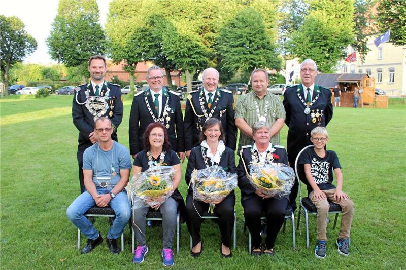 Die neuen Wiedelaher Majestäten: (Vorne von links) Uwe Kotzur, Karin Henze, Karin Komendera, Heidi Schneider, Lucas Bastian. (Hinten von links) Florian Mucha, Gerhard Douglas, Jörg Komendera, Jens- Uwe Harenberg, Michael Dietrich.  Foto. Hohaus