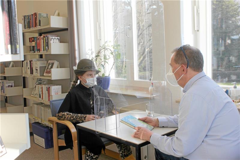 Die neunjährige Lea muss ihr Wissen über das Buch „Zelten mit Meerschwein“ vor Detlef Linke unter Beweis stellen.  Foto: Fricke