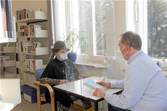 Die neunjährige Lea muss ihr Wissen über das Buch „Zelten mit Meerschwein“ vor Detlef Linke unter Beweis stellen.  Foto: Fricke