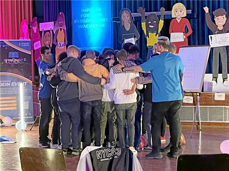 Schüler erkunden eigenes Potenzial und ihre Persönlichkeit Die neunte Klasse der Adolf-Grimme-Gesamtschule bedankt sich bei ihrer Lehrerin Haniak und nehmen sie in die Arme.