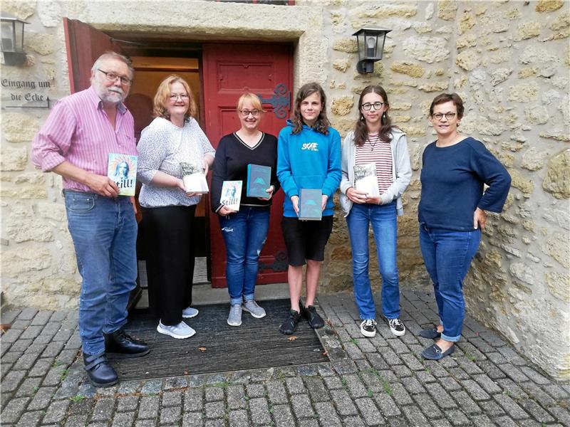 Die (nicht ganz vollständige) neu besetzte „Eselsohr“-Jury (v.l.): Wolfdietrich Barkowski, Karin Ehlers, Corinna Blumenthal, Philip Wohlfahrt, Ronja Ippisch und Berit Nachtweyh. Über Monate haben sich die Juroren intensiv mit zwölf Büchern auseinandergesetzt und Dirk Reinhardts „Perfect Storm“ dabei als am besten empfunden.  Foto: Privat