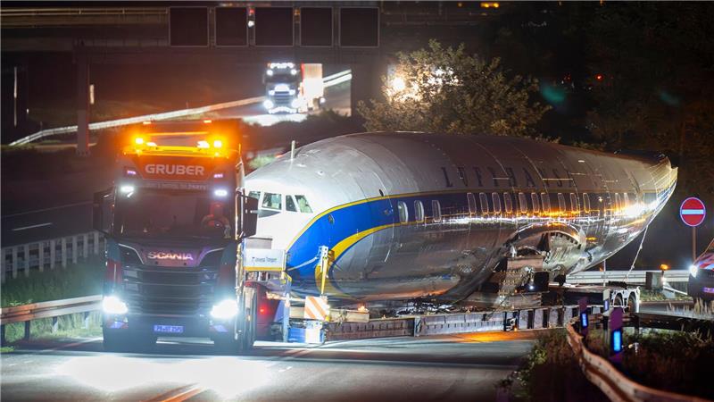 Die nicht mehr flugfähige Constellation Super Star wird über die Straße zum „Hangar One“ am Frankfurter Flughafen geschleppt. Das Flugzeug steht für das Ende von Propeller-Flugzeugen auf der Langstrecke. (Archivbild)