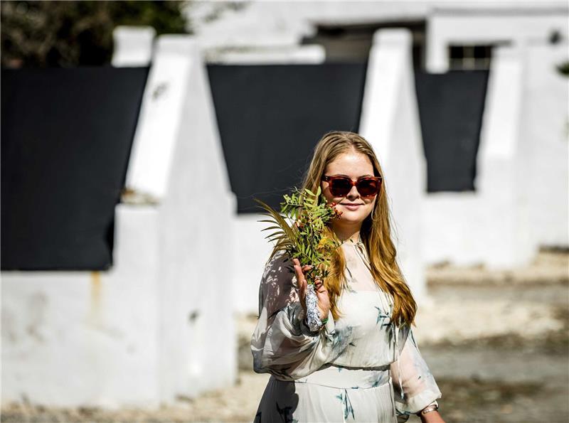 Oranje-Prinzessin Amalia in der Karibik Die niederländische Kronprinzessin Amalia im karibischen Teil des Königreiches Bonaire vor historischen Sklavenhütten.